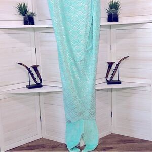🔴 5/$25 Pillowfort Kids mermaid tail blanket light aqua green and silver sz OS